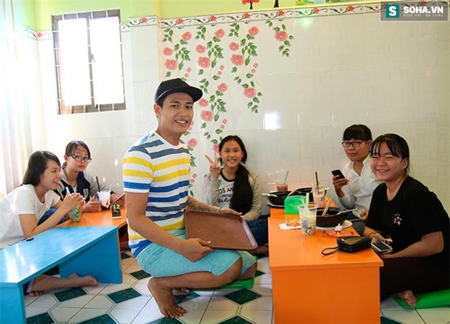 Hot boy trà sữa bận rộn kiếm tiền, được các hot girl săn đón - Ảnh 7.