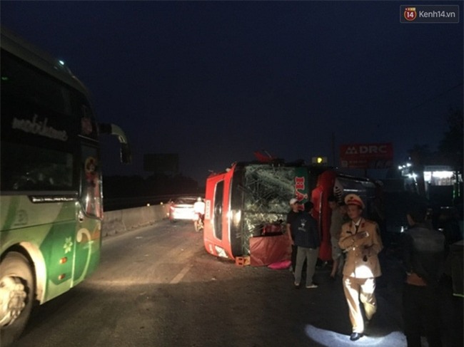 Trên đường về quê ăn Tết, xe giường nằm bị lật khiến 14 người nhập viện - Ảnh 1.