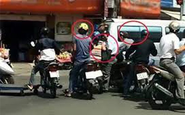 Dừng xe thay lốp trên đường, mất gần 100 lượng vàng ở Sài Gòn