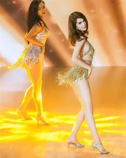 Ngắm đường cong vạn người mê của Ngọc Trinh