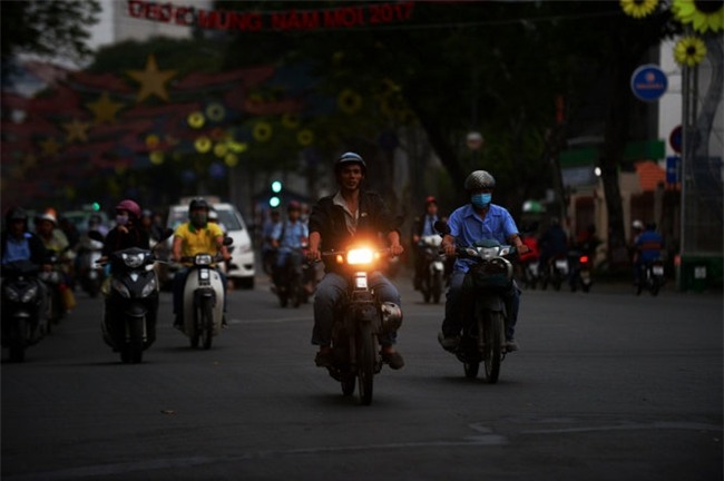 8g sáng trời vẫn tối, người Sài Gòn phải bật đèn chạy xe