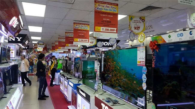 Tivi giảm giá hơn chục triệu, khách hàng ồ ạt mua chơi Tết