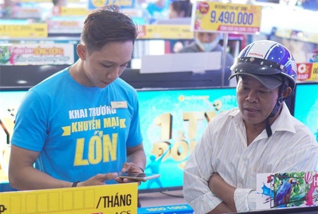 Tivi giảm giá hơn chục triệu, khách hàng ồ ạt mua chơi Tết