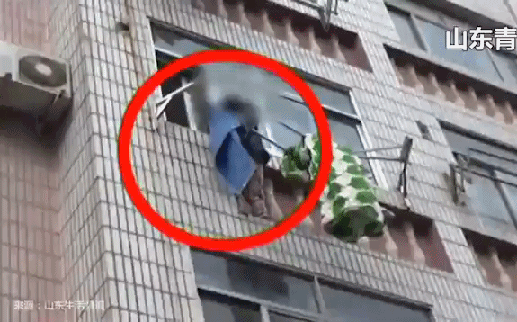 Bé gái bị treo lơ lửng ở độ cao 20 m vì lỗi lầm nhiều phụ huynh vô tư mắc phải