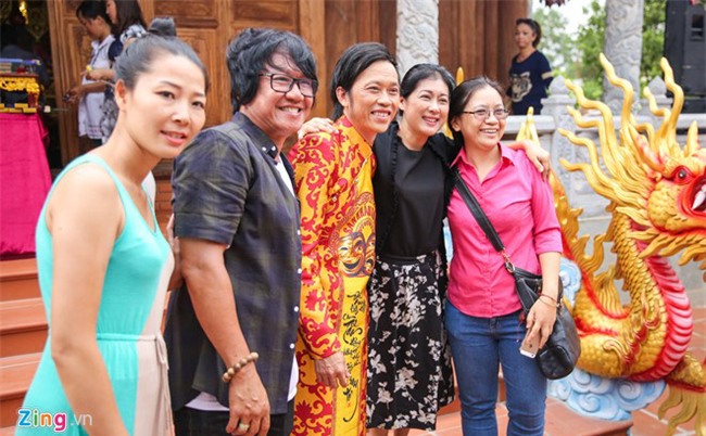 Cuộc đời ca sĩ tình nguyện trông đền thờ Tổ của Hoài Linh
