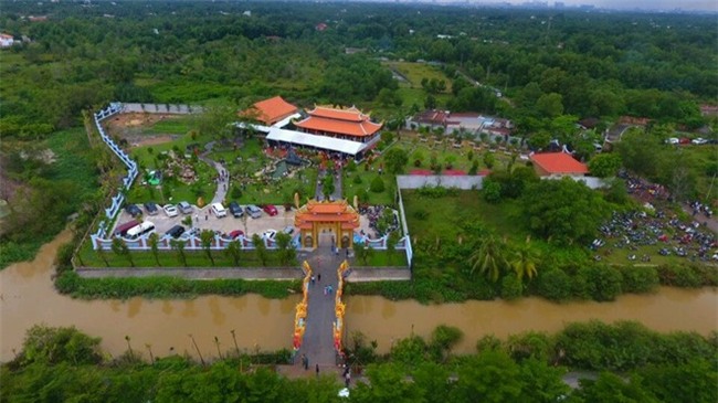 Cuộc đời ca sĩ tình nguyện trông đền thờ Tổ của Hoài Linh - Ảnh 1.