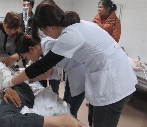 lat xe o nghe an 14 nguoi nhap vien: hanh khach ke lai giay phut sinh tu - 1