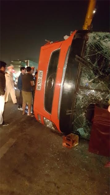 lat xe o nghe an 14 nguoi nhap vien: hanh khach ke lai giay phut sinh tu - 5