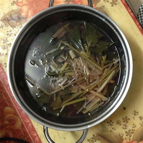 chi 1 chiec ruot but bi, mun dau den cung dau den dau cung chui ra het den day - 2