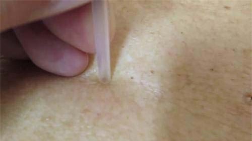 chi 1 chiec ruot but bi, mun dau den cung dau den dau cung chui ra het den day - 4