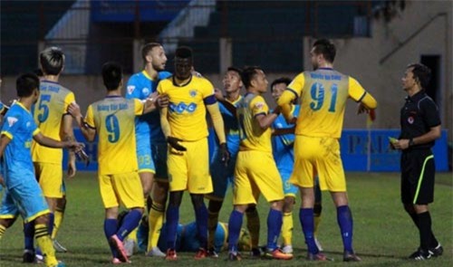 Omar tạo ra cảnh không hay sau chiếc thẻ đỏ Ảnh: Nghênh Mộc