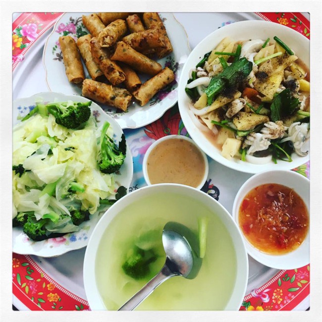 Sốt xình xịch trào lưu khoe mâm cơm ăn gì nấu gì của chị em dịp cận Tết - Ảnh 3.