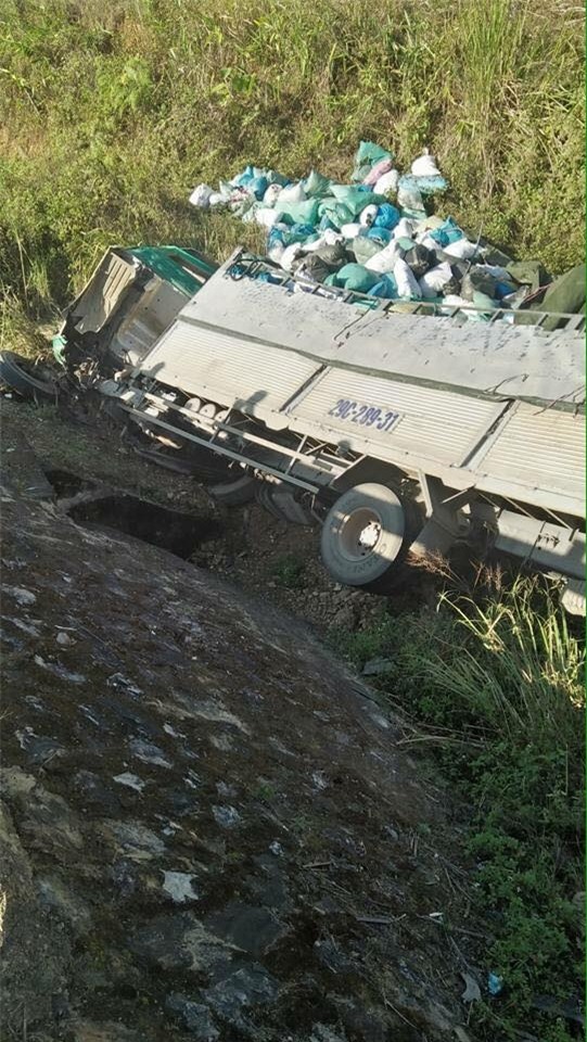 Xe tình nguyện gặp nạn ở đèo Pha Đin, 3 người thương nặng