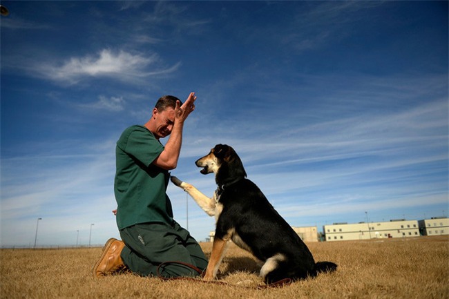 Cuộc đời cậu bé tự kỷ này đã thay đổi hoàn toàn sau khi gặp kẻ sát nhân đang thụ án trong trại giam - Ảnh 10.