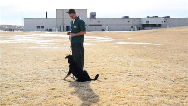 Cuộc đời cậu bé tự kỷ này đã thay đổi hoàn toàn sau khi gặp kẻ sát nhân đang thụ án trong trại giam - Ảnh 3.