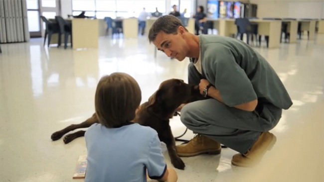 Cuộc đời cậu bé tự kỷ này đã thay đổi hoàn toàn sau khi gặp kẻ sát nhân đang thụ án trong trại giam - Ảnh 4.