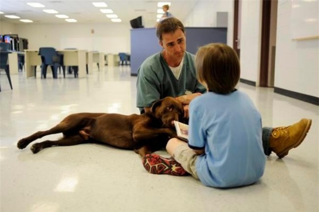 Cuộc đời cậu bé tự kỷ này đã thay đổi hoàn toàn sau khi gặp kẻ sát nhân đang thụ án trong trại giam - Ảnh 5.