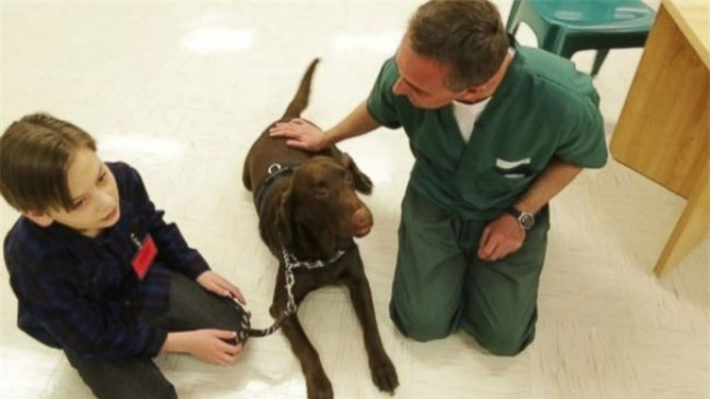 Cuộc đời cậu bé tự kỷ này đã thay đổi hoàn toàn sau khi gặp kẻ sát nhân đang thụ án trong trại giam - Ảnh 7.