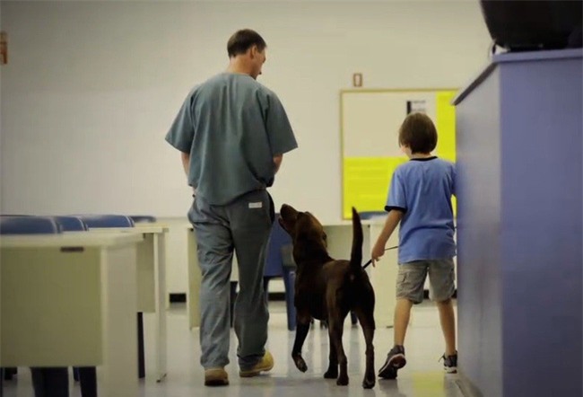 Cuộc đời cậu bé tự kỷ này đã thay đổi hoàn toàn sau khi gặp kẻ sát nhân đang thụ án trong trại giam - Ảnh 8.