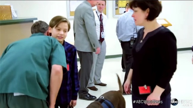 Cuộc đời cậu bé tự kỷ này đã thay đổi hoàn toàn sau khi gặp kẻ sát nhân đang thụ án trong trại giam - Ảnh 9.