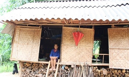 Bà Kăn Minh trong ngôi nhà sàn của mình ở bản A Vương, xã Tà Rụt