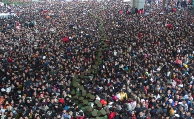 Những hình ảnh chen chúc kinh hoàng trong đợt di cư về quê ăn Tết ở Trung Quốc-1