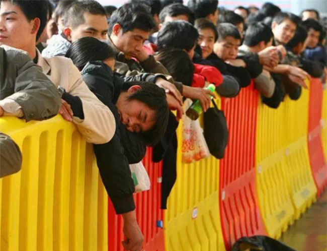 Những hình ảnh chen chúc kinh hoàng trong đợt di cư về quê ăn Tết ở Trung Quốc-10