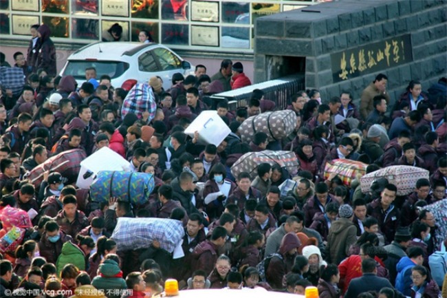 Những hình ảnh chen chúc kinh hoàng trong đợt di cư về quê ăn Tết ở Trung Quốc-11