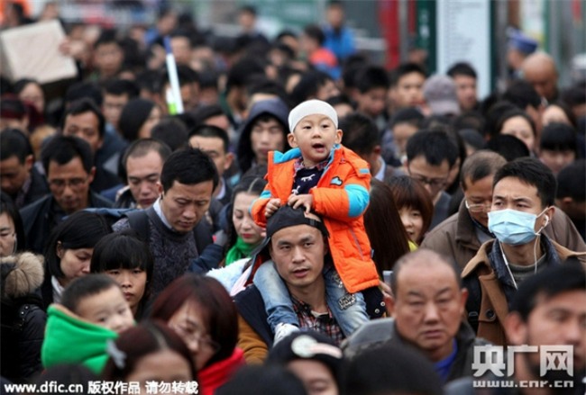 Những hình ảnh chen chúc kinh hoàng trong đợt di cư về quê ăn Tết ở Trung Quốc-12