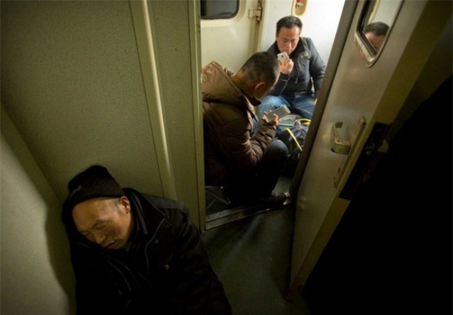 Những hình ảnh chen chúc kinh hoàng trong đợt di cư về quê ăn Tết ở Trung Quốc-8