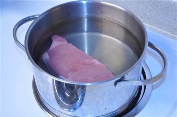 Sai lầm chết người ít ai biết: chần thịt qua nước sôi trước khi nấu
