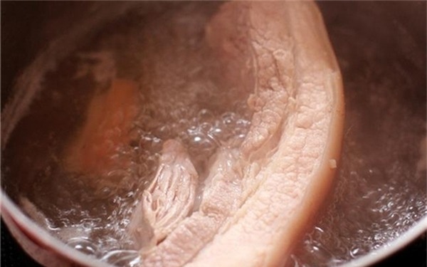 Sai lầm chết người ít ai biết: chần thịt qua nước sôi trước khi nấu