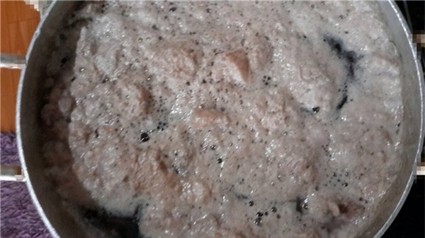 Hiện tượng bọt nổi lên nhiều khi luộc thịt chứng tỏ thịt vẫn còn bẩn.(Ảnh: Internet)