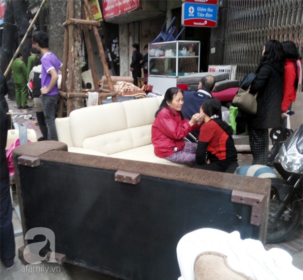 Hà Nội: Cháy lớn thiêu rụi cửa hàng nội thất trên đường Đê La Thành - Ảnh 1.