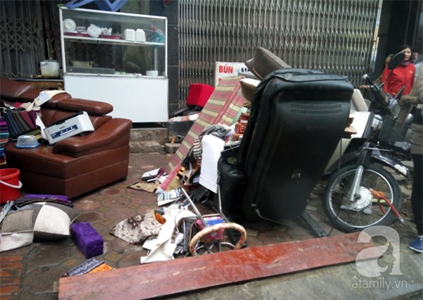 Hà Nội: Cháy lớn thiêu rụi cửa hàng nội thất trên đường Đê La Thành - Ảnh 3.