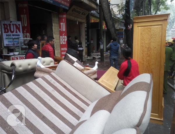 Hà Nội: Cháy lớn thiêu rụi cửa hàng nội thất trên đường Đê La Thành - Ảnh 4.