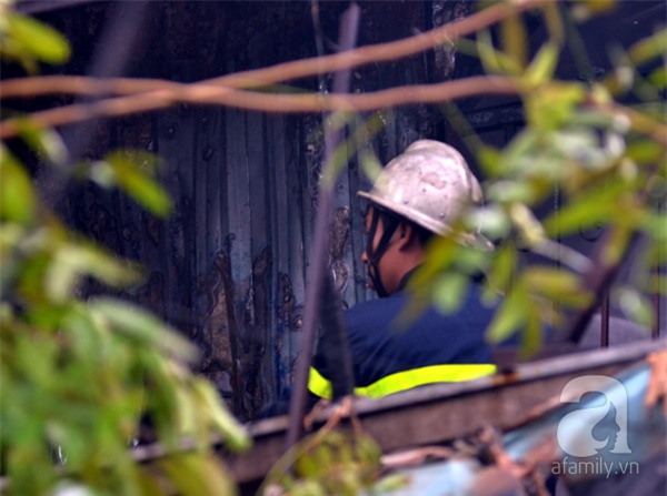 Hà Nội: Cháy lớn thiêu rụi cửa hàng nội thất trên đường Đê La Thành - Ảnh 5.