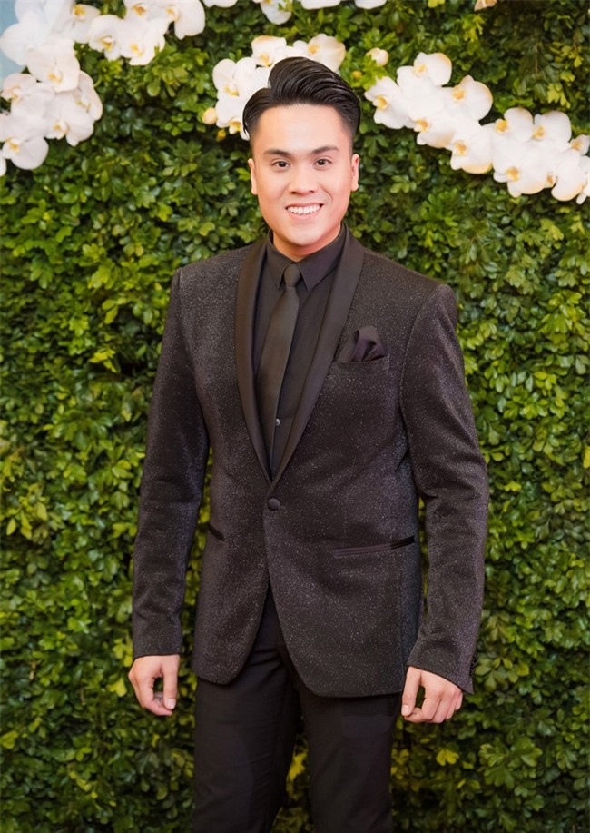 Hoa hau My Linh dien vay khoe lung tran giua troi lanh hinh anh 7