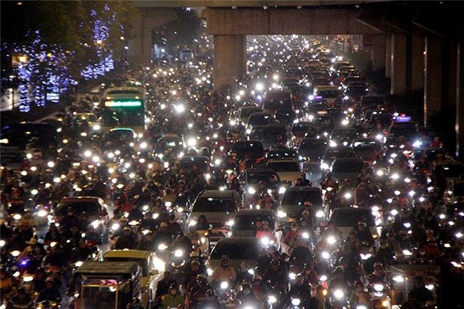 Hà Nội: Mịt mờ đường về nhà, xa quá xa vì tắc