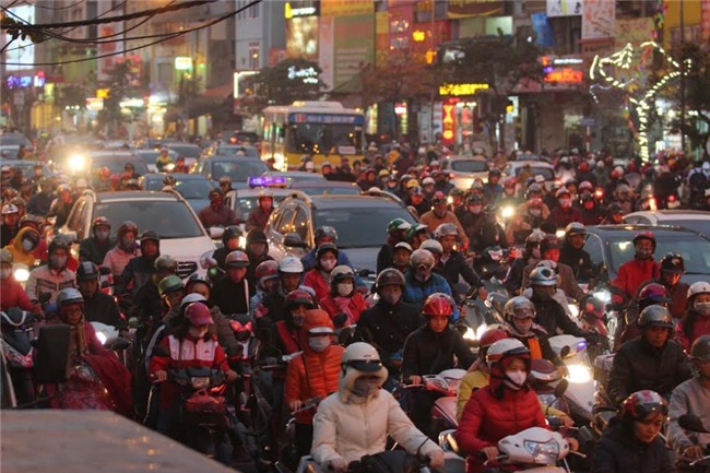 Hà Nội: Mịt mờ đường về nhà, xa quá xa vì tắc