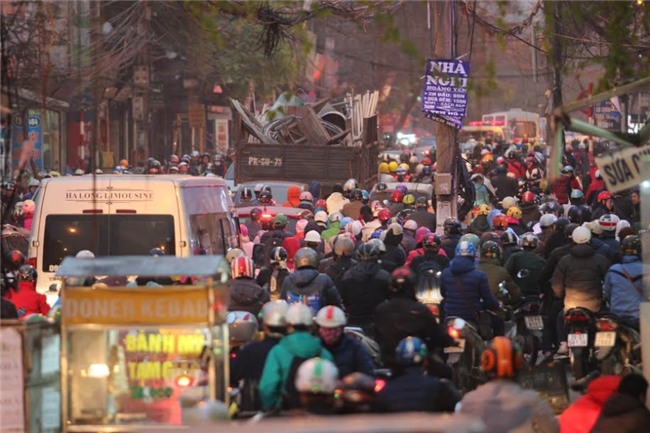 Hà Nội: Mịt mờ đường về nhà, xa quá xa vì tắc