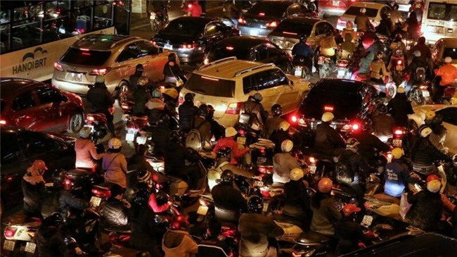 Hà Nội: Mịt mờ đường về nhà, xa quá xa vì tắc