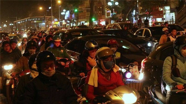 Hà Nội: Mịt mờ đường về nhà, xa quá xa vì tắc