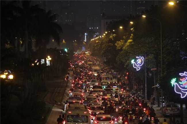 Hà Nội: Mịt mờ đường về nhà, xa quá xa vì tắc