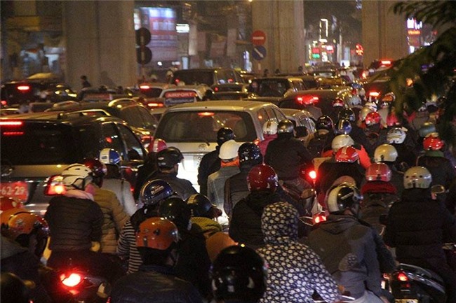 Hà Nội: Mịt mờ đường về nhà, xa quá xa vì tắc