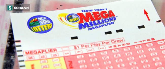 Dọn nhà sau cơn bão, bất ngờ tìm được vé số độc đắc 1 triệu đô - Ảnh 1.