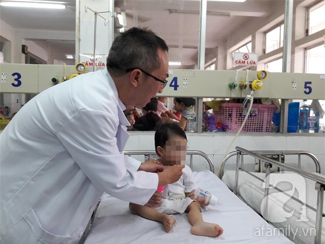 Bị muỗng đâm vào họng lúc ở nhà trẻ, bé gái 1 tuổi thủng thực quản nguy kịch - Ảnh 3.