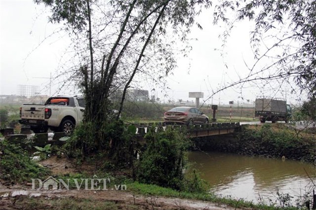 xe bien xanh cung chay duong lang de ne tram thu phi bot quang tri hinh anh 1