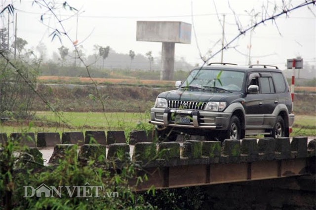 xe bien xanh cung chay duong lang de ne tram thu phi bot quang tri hinh anh 3