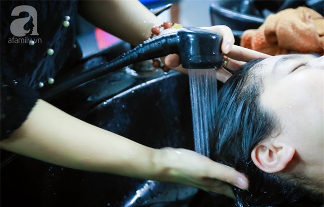Sát Tết, nghe cô chủ tiệm cắt tóc gội đầu xinh đẹp kể thực hư chuyện làm tóc Tết 1 tháng kiếm cả trăm triệu - Ảnh 6.